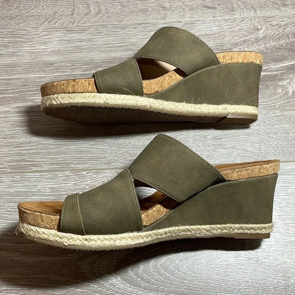 NWOT Adrienne Vittadini Tilly Wedge Pump Khaki 9M - Picture 8 of 10